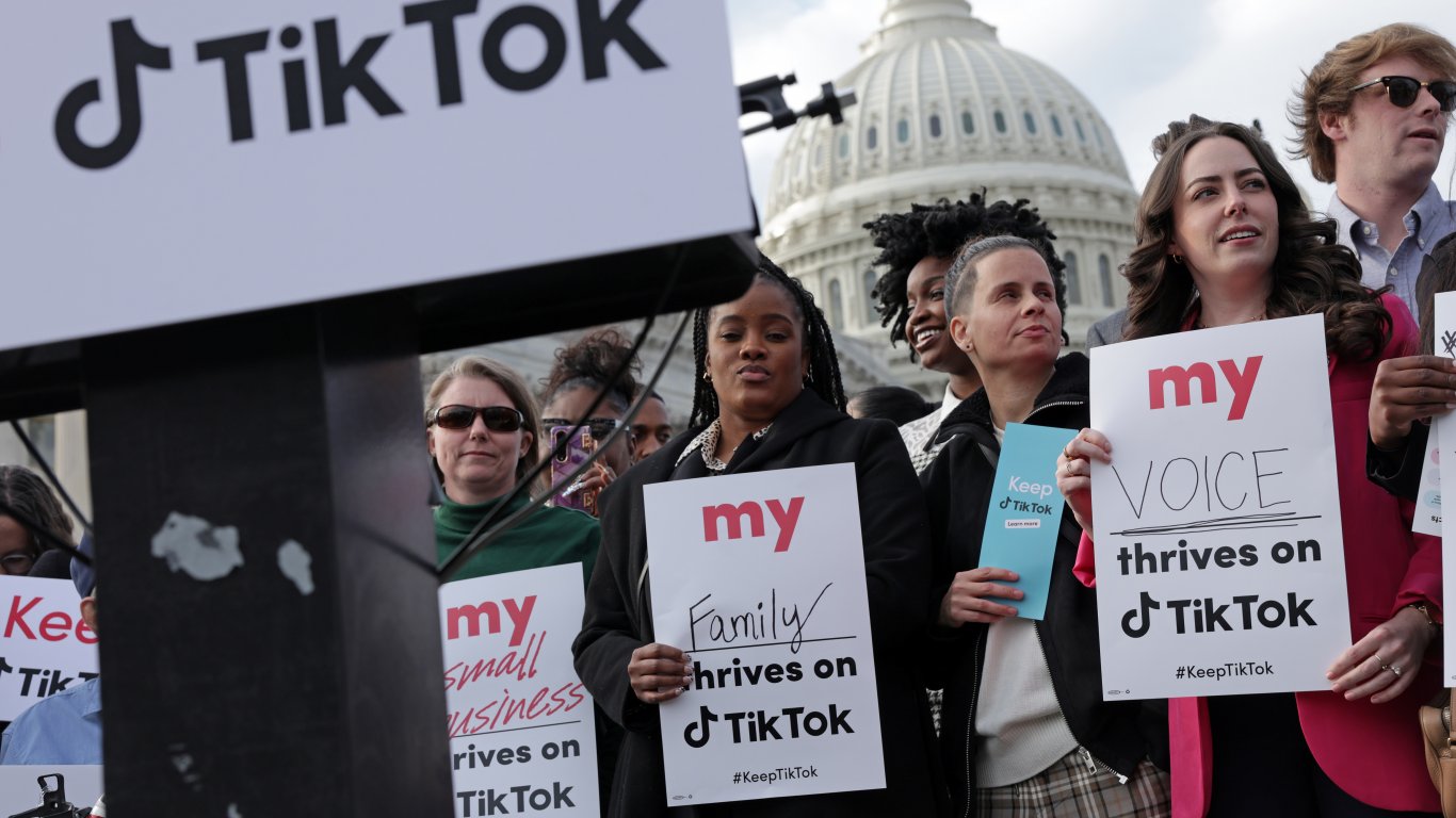 Геополитика и социални мрежи - епично-комичната битка за забрана на Tik Tok в САЩ 