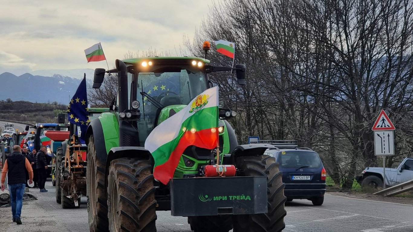 Десетки трактори на протестно шествие по АМ "Струма", фермерите заплашиха с блокади (снимки)
