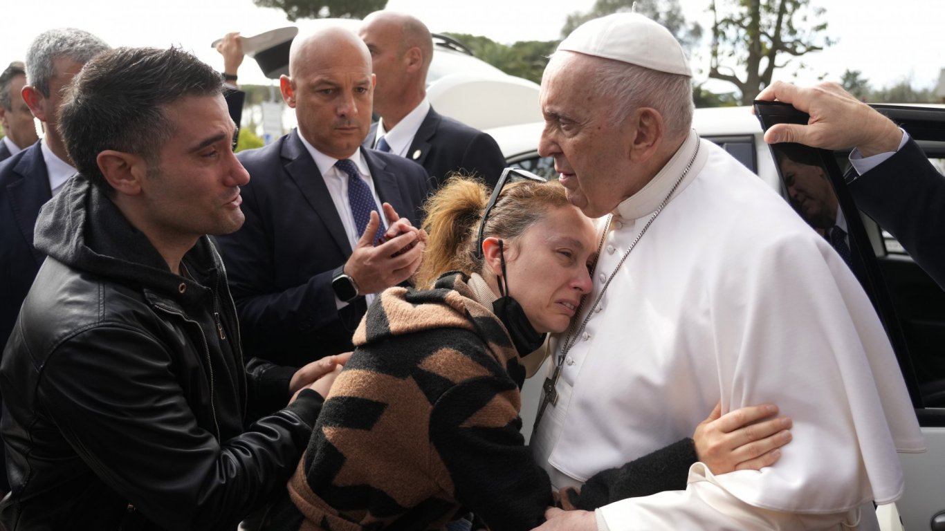 Излезлият от болница папа Франциск ще води литургията в началото на Страстната седмица