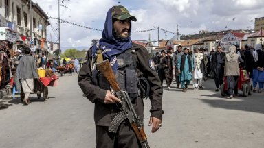 Талибаните задържаха трима британци