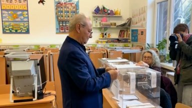 Доган гласува с хартиена бюлетина Неговата партия бе една от