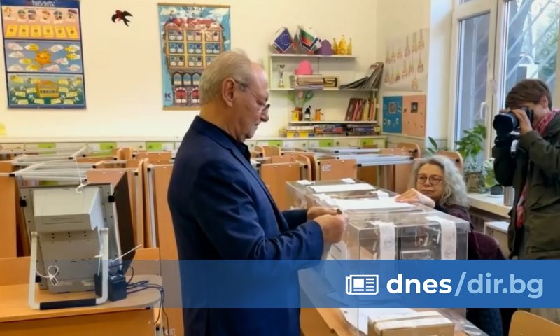 Доган гласува с хартиена бюлетина. Неговата партия бе една от