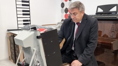 На въпрос защо е предпочел машинно гласуване вместо хартиена бюлетина