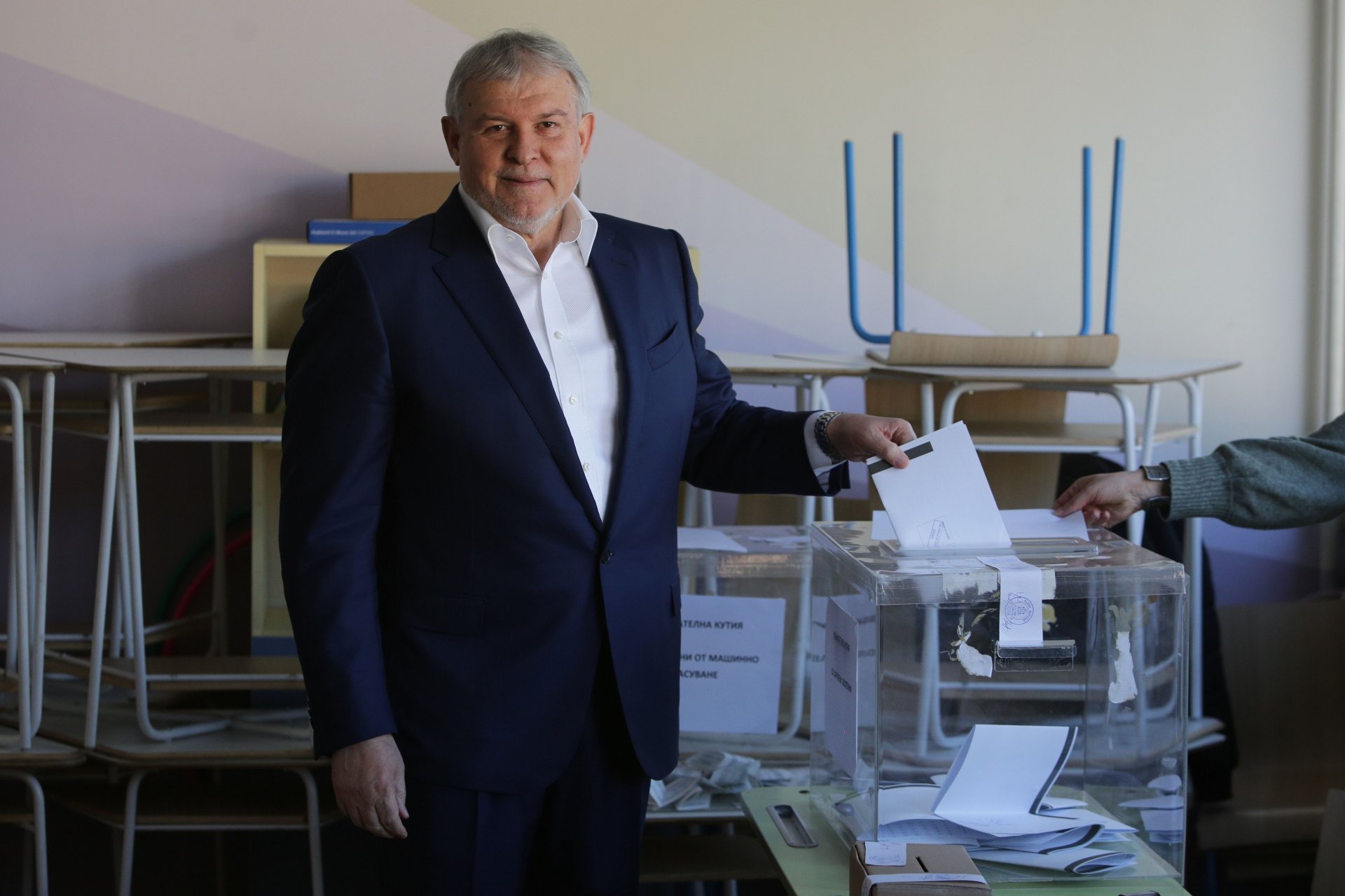 Лидерът на СДС Румен Христов упражнява правото си на глас във 2 СОУ "Академик Емилиян Станев" 