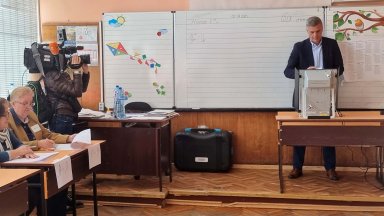 Янев каза че е гласувал за предсказуемо настояще и по добро