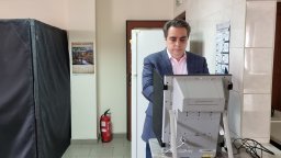 Асен Василев успя да гласува от третия път с машина 