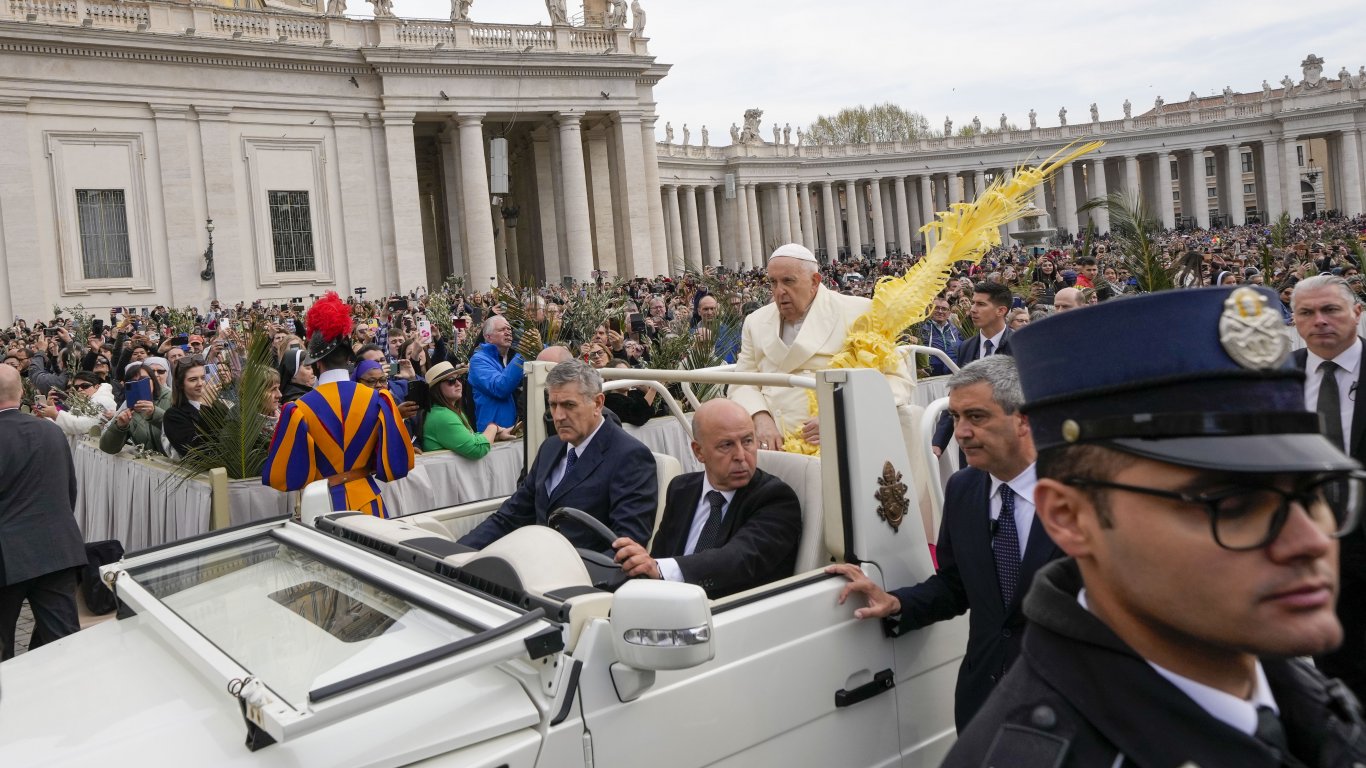 Папата оглави литургията за католическата Цветница ден след престой в болница (снимки/видео)