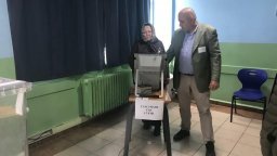 Бавно гласуване в Турция доведе до опашки, повече активност отчитат в Париж
