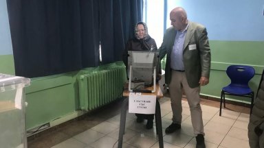 Десетки избиратели чакаха на опашка да дойде редът им да