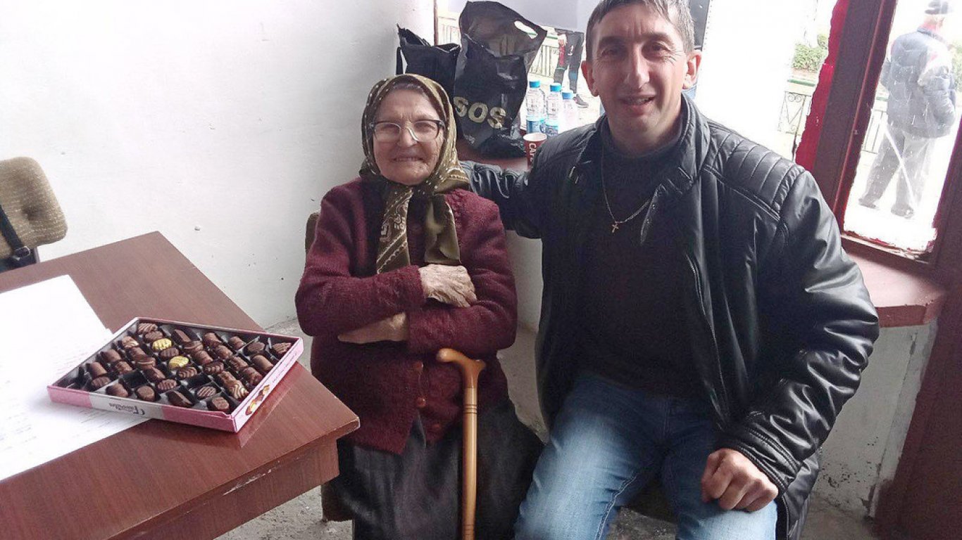 Столетница гласува с надежда в България животът да стане по-добър (снимки)