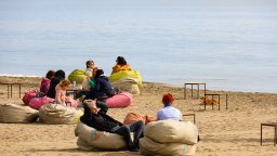 Хубавото време изкара бургазлии на плажа (снимки) 