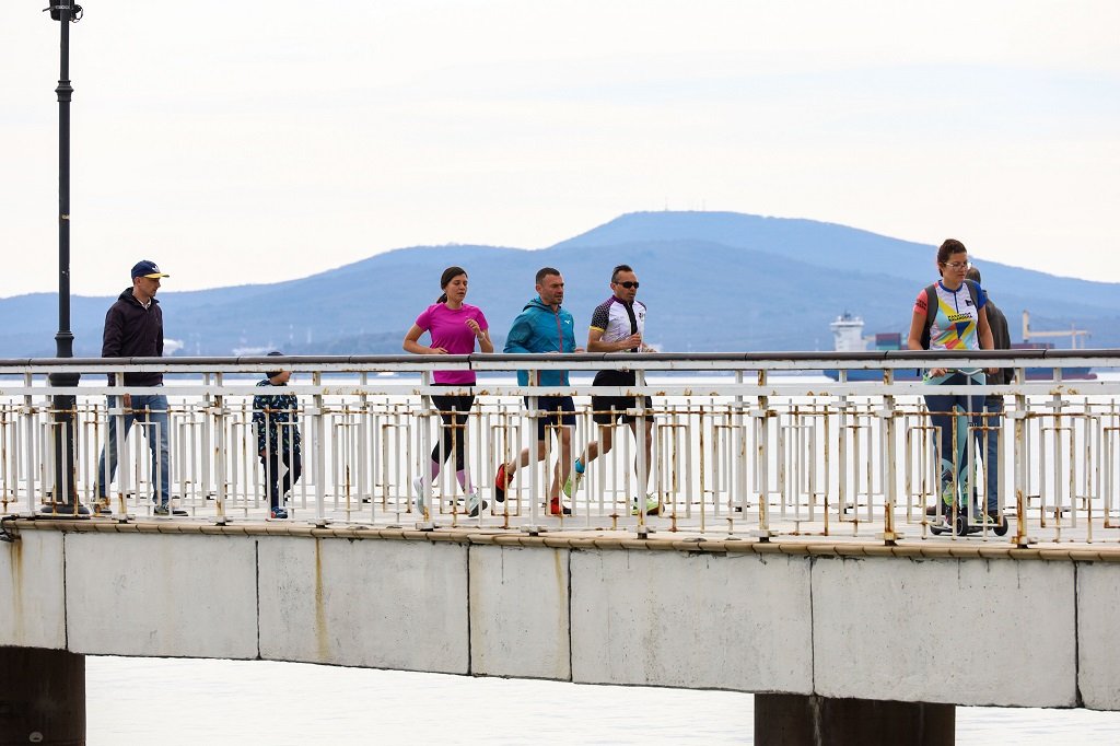 На моста на централния плаж и в Морската градина имаше десетки спортуващи.