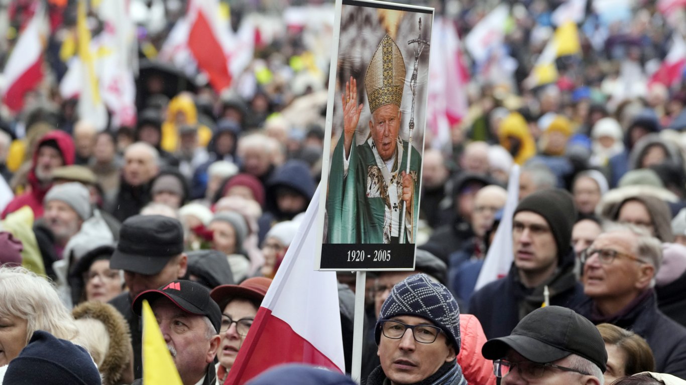 Полша демонстрира в защита на доброто име на папа Йоан Павел II (снимки)