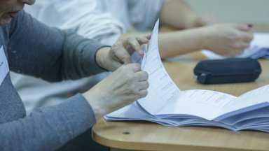 Освен това Централната избирателна комисия е осъдена да заплати разноските по