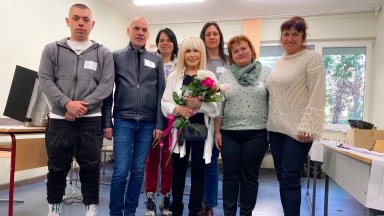 Лили Иванова избра хартиената бюлетина, Марта Вачкова и Юлиан Вергов гласуваха в Германия