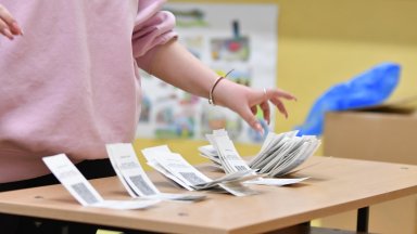 Той допълни че от утре започва поетапното качване на записи