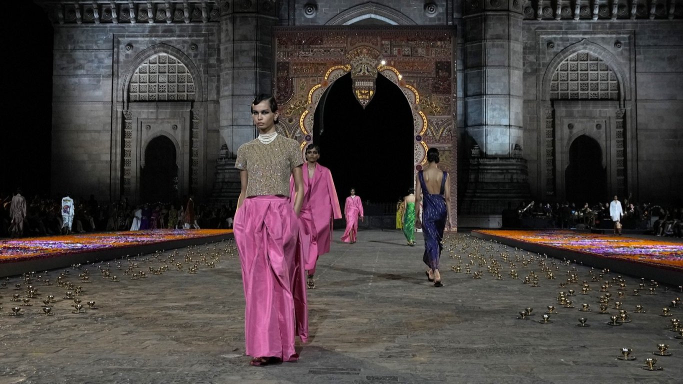 "Dior" превърна исторически индийски монумент в модно дефиле