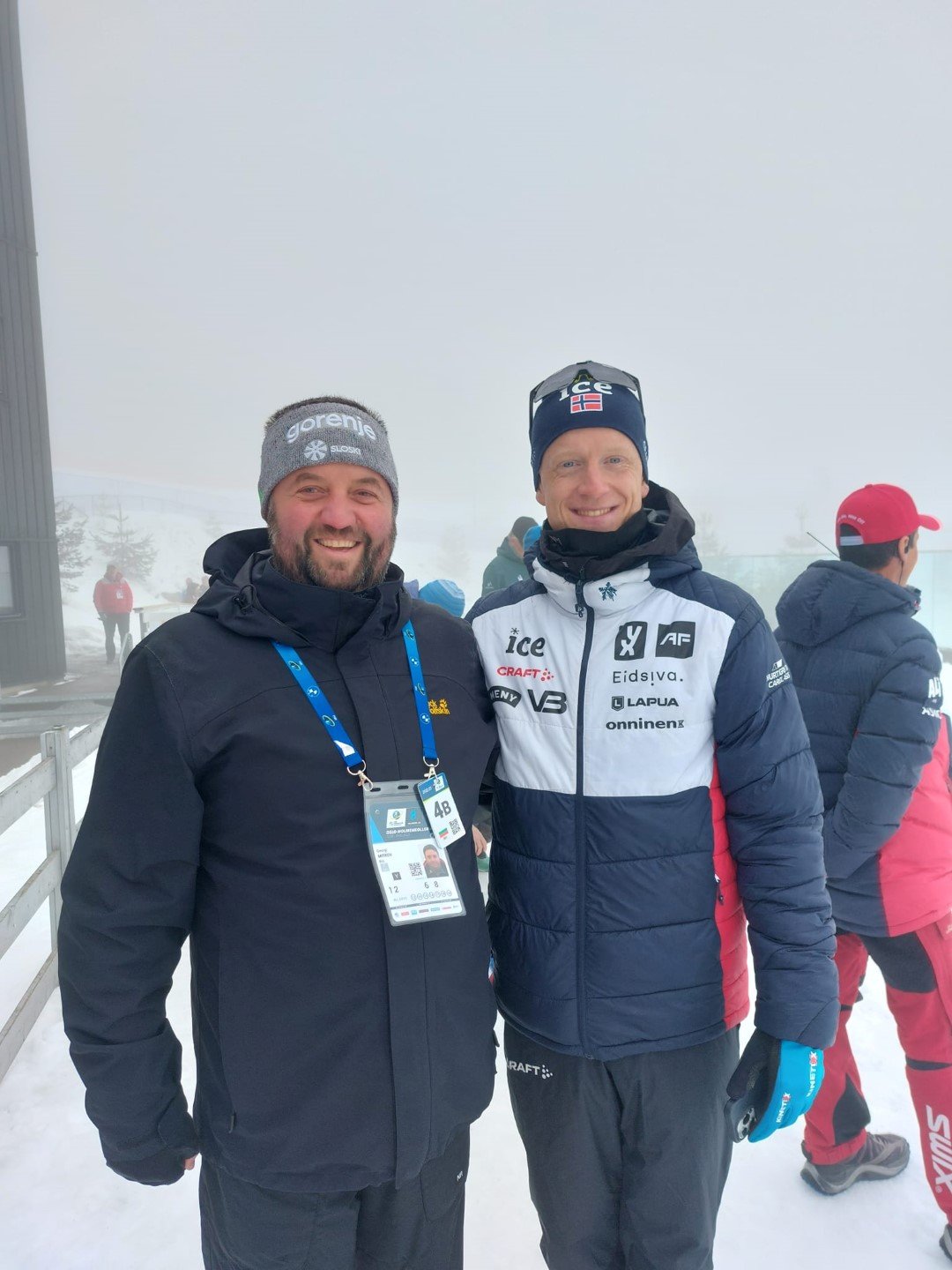 Johannes Bö er prinsen av skiskyting - det hevder Georgi Mitkov, en langvarig konkurrent, og nå en av de bulgarske fansen som støtter vår. På bildet - han og den store norgesmesteren