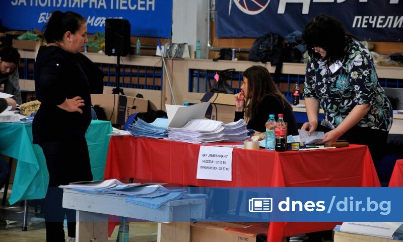 Бургас - РИК - обработка на изборните резултати Снимка: БТА