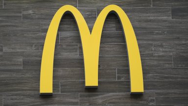 McDonald's затваря временно офисите си в САЩ преди да раздаде предизвестия на служители