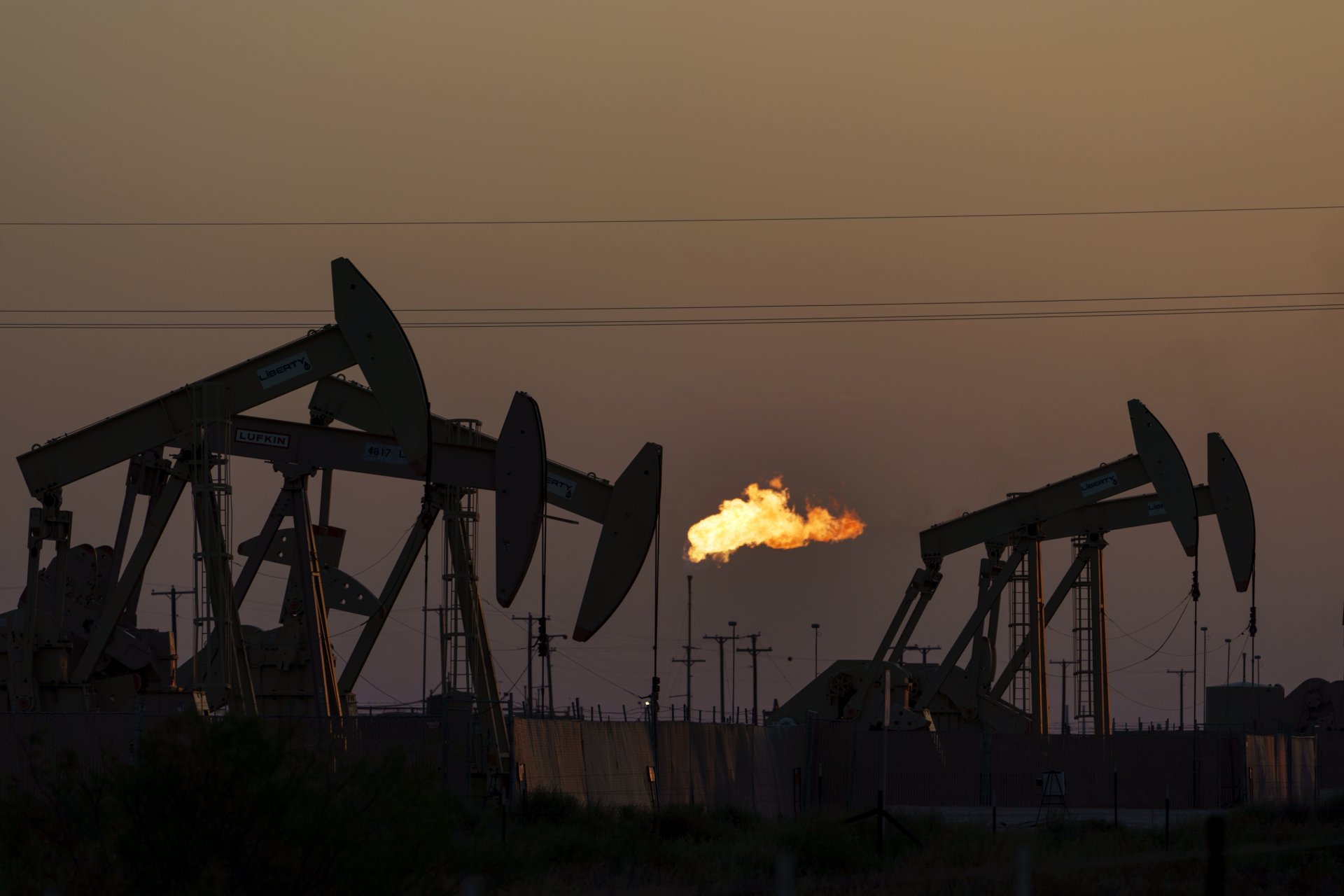 САЩ затягат контрола върху петролните и газовите компании, които изпускат парникови газове