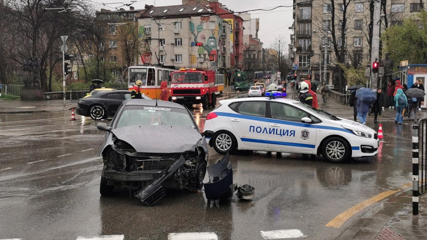 Катастрофа причини сериозно задръстване на бул. „Д. Цанков“ в София (снимки)