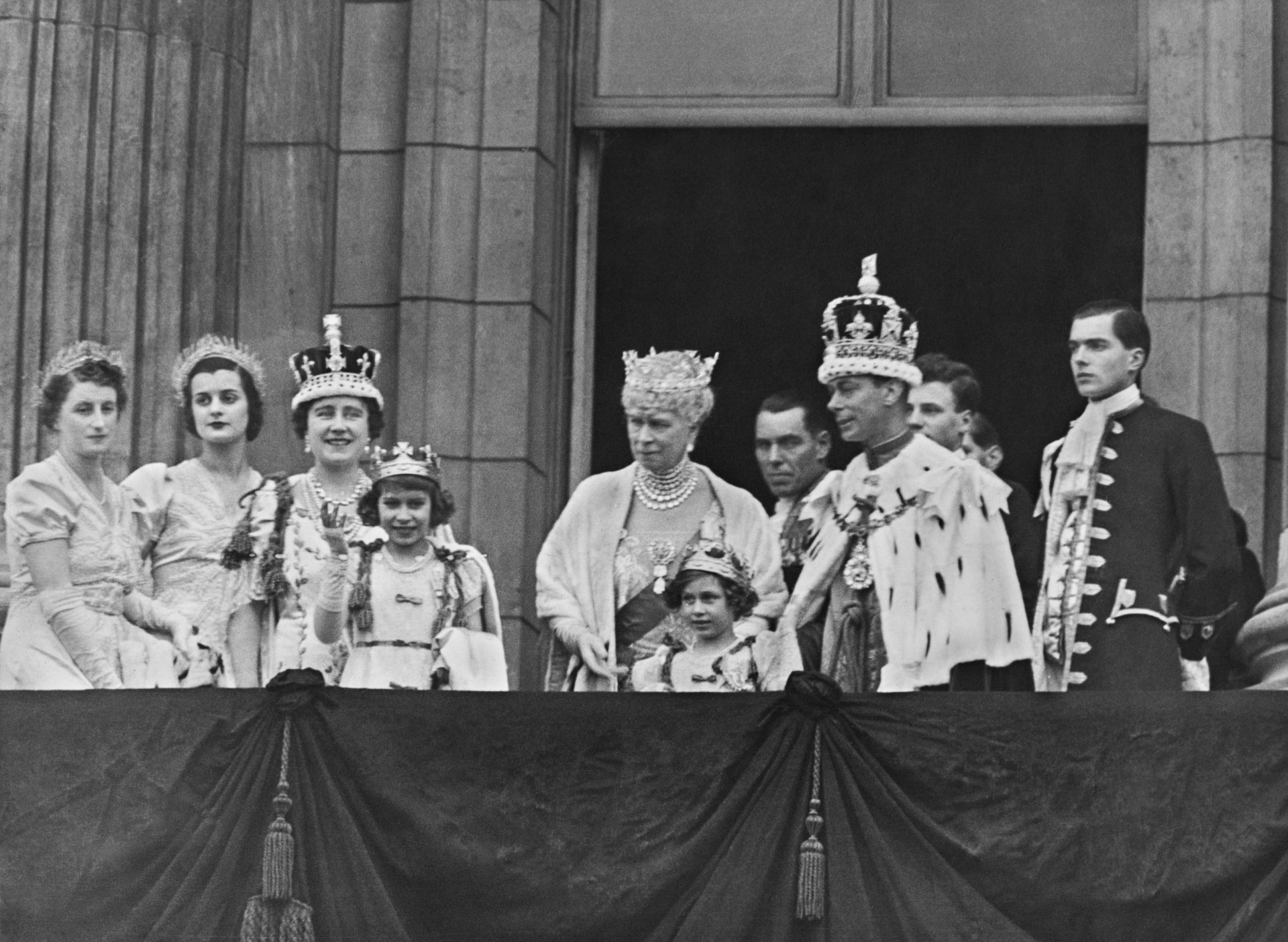 Кралица Елизабет, принцеса Елизабет, кралица Мери, принцеса Маргарет и крал Джордж VI на коронацията му