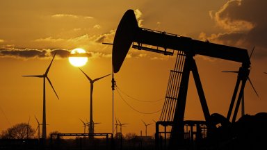 "Саудитска близалка": Петролът скочи с $1 заради плана на Рияд още да свива добива на петрол