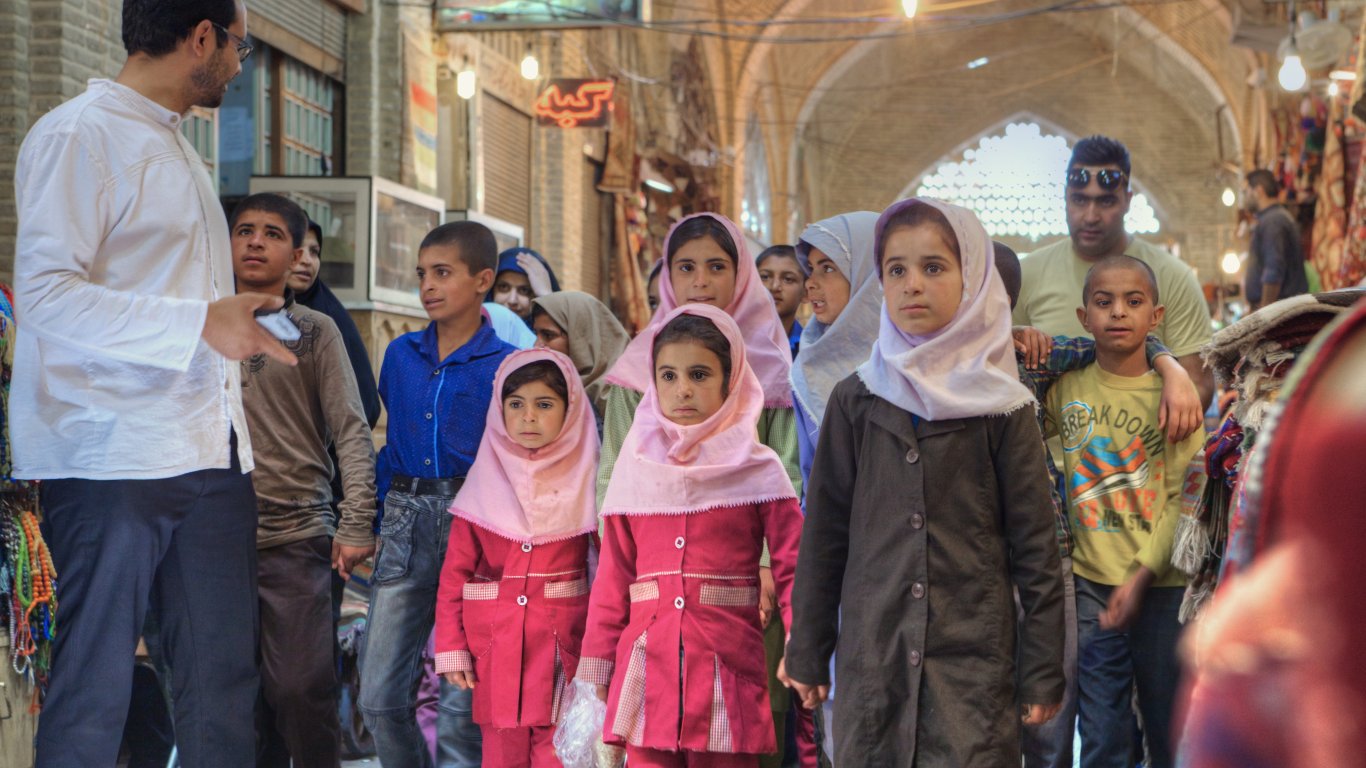 Ученички без хиджаб няма да се допускат до учебни занятия в Иран