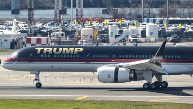 Тръмп пристигна с частния си самолет в Ню Йорк за "лова на вещици", когато "страната потъва в ада"