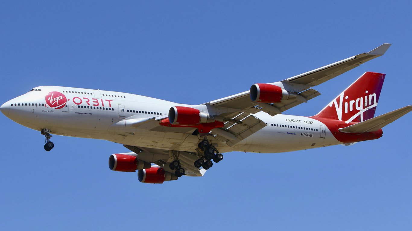 Самолет Boeing 747-400 на Virgin Orbit, наречен с името Cosmic Girl, се готви за кацане във въздушно-космическата база Mojave в пустинята северно от Лос Анджелис на 25 май 2020 г.