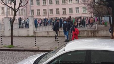 Поне 50 училища в столицата са получили тази сутрин имейли