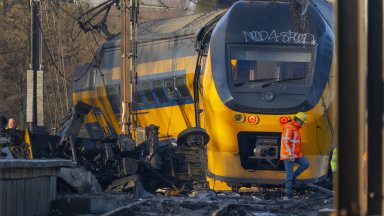 Пътнически влак дерайлира край Хага, поне един загинал и десетки ранени