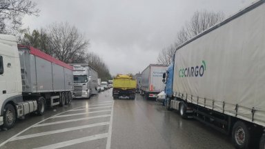 Десетки камиони с товари за Австрия блокирани за над 24 ч. по български ГКПП