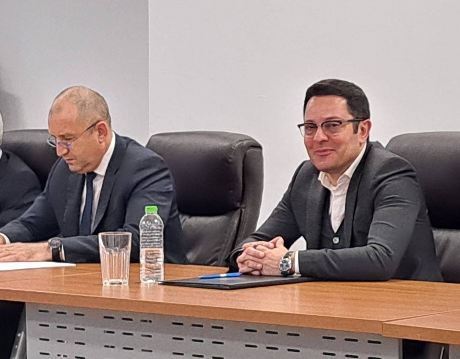 Президентът Румен Радев и министърът на иновациите и растежа Александър Пулев по време на форум в Тракия икономическа зона