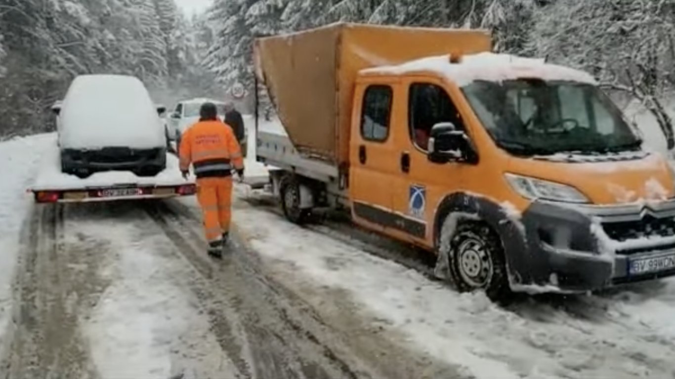 Сняг, виелици и бурен вятър блокираха пътища в Румъния, над 2,5 метра сняг в Карпатите (видео)