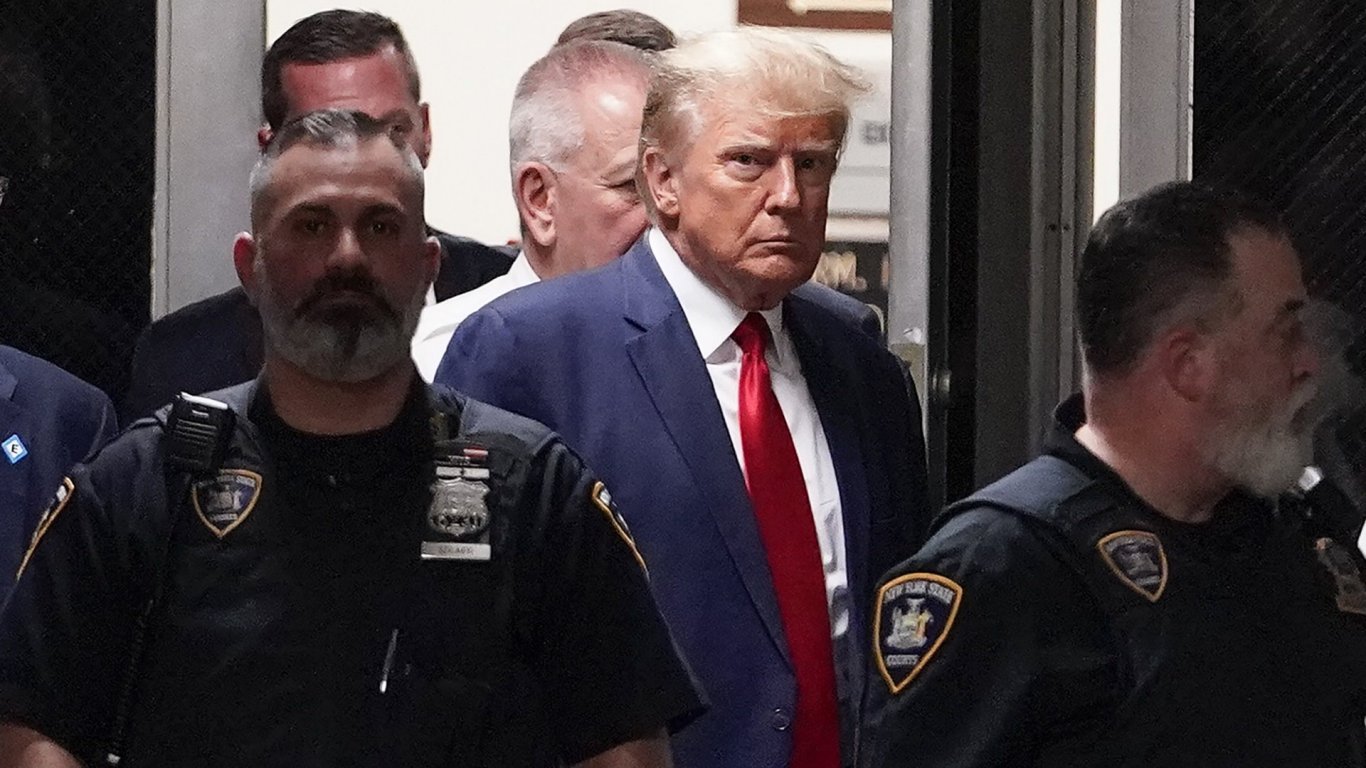 Какви са обвиненията срещу Тръмп, ще влезе ли в затвора и може ли да стане президент