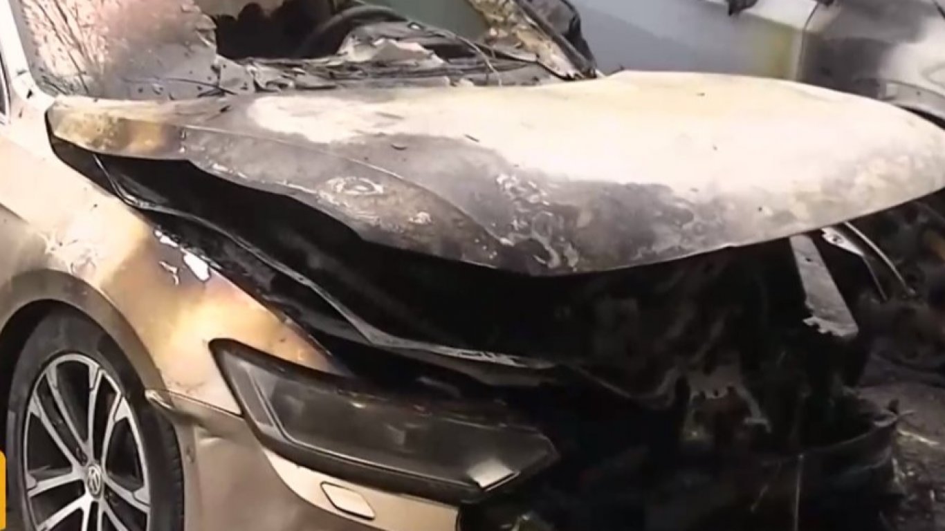 Два автомобила изгоряха след умишлен палеж в Русе (видео)