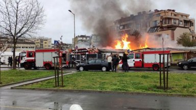 Пожар изпепели дървена постройка и заведение в Бургас (видео)