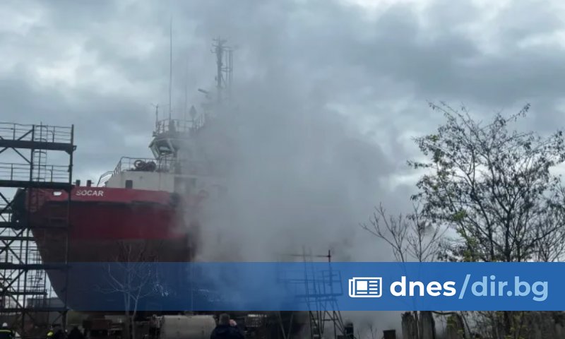 Снимка: БТА Заради пожара половината град е покрит с димна