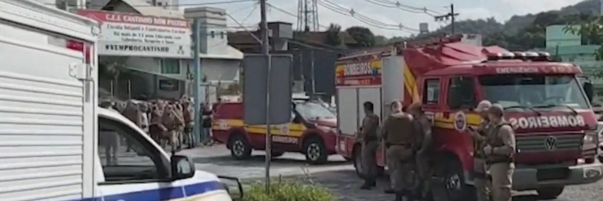Мъж с бравда нахлу в ясла и уби четири деца в Бразилия (видео)