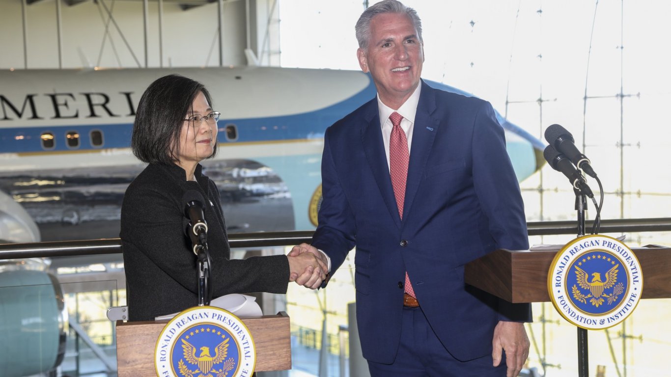 САЩ и Тайван: Най-високопоставеното ръкостискане на американска земя