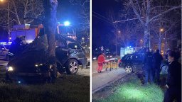 Младеж е в кома, след като удари колата си в дърво в Русе (снимки/видео)