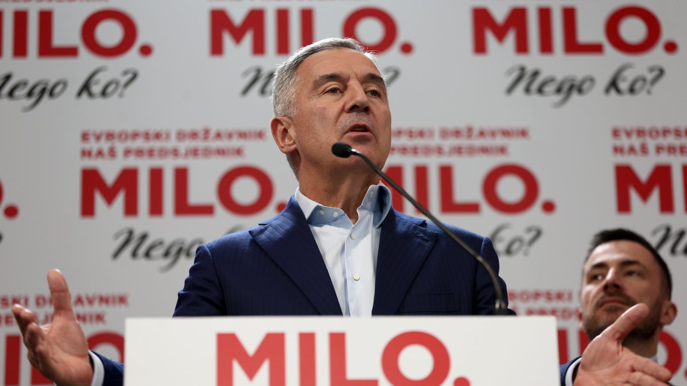 Мило Джуканович се оттегля и от лидерския партиен пост след поражението на изборите