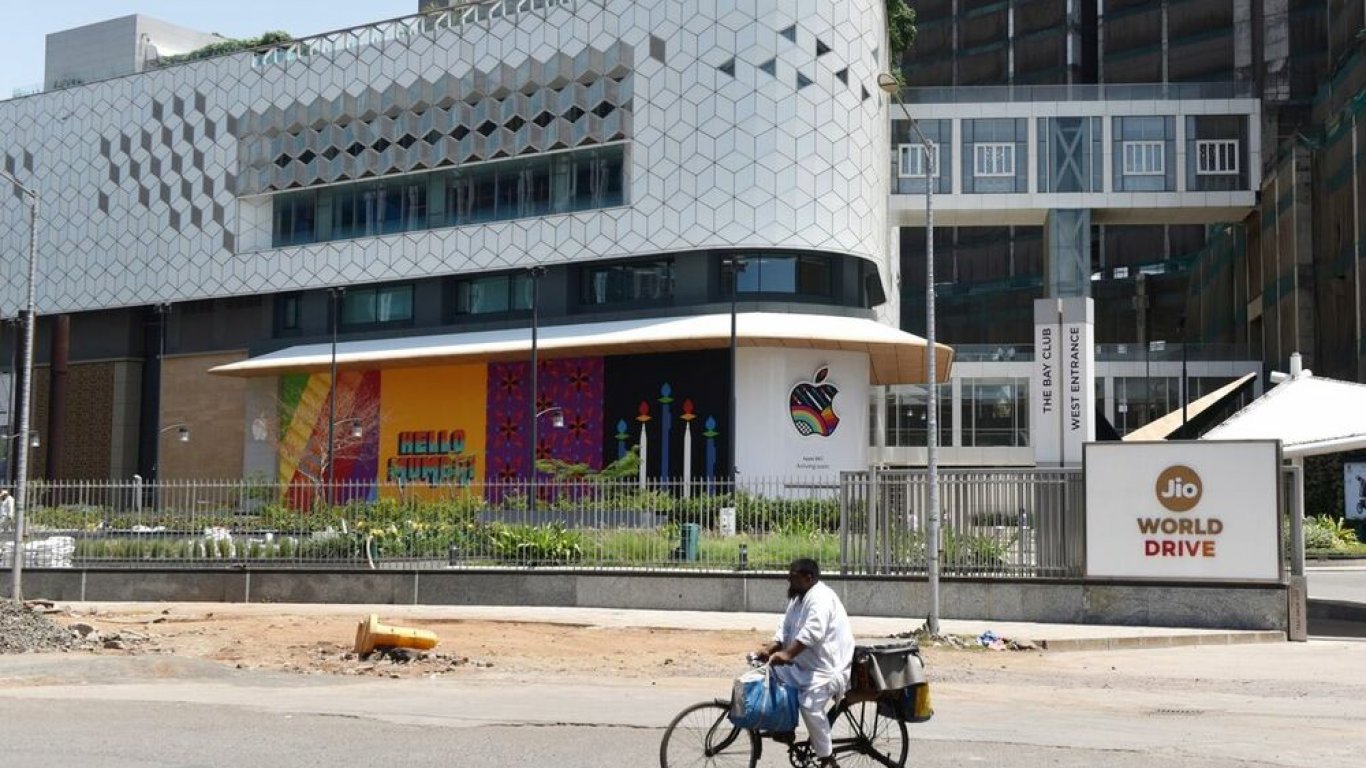 Apple отваря първия си магазин в Мумбай