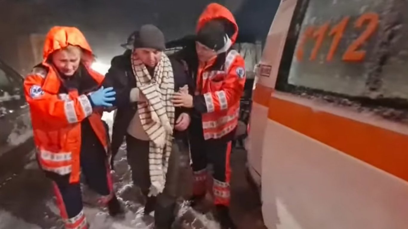 Румъния в снежен капан: Спасиха 400 души по пътищата, изродиха бебе чрез указания по телефон