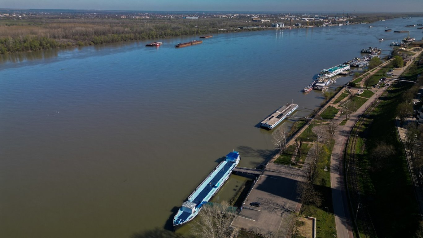 Рекордно ниско ниво на река Дунав при Русе за последните 100 години 