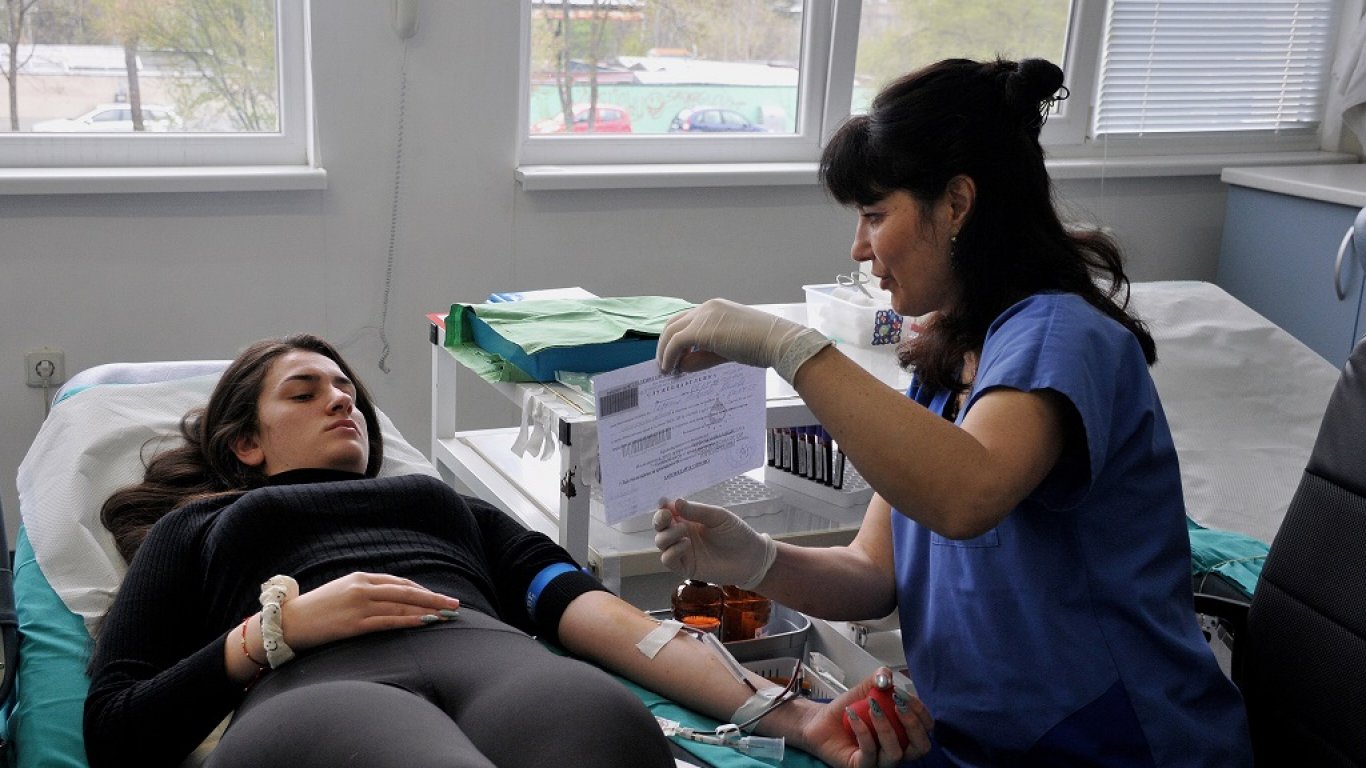 Абитуриенти от бургаска гимназия първи дариха кръв за нуждаещи се в УМБАЛ (снимки)