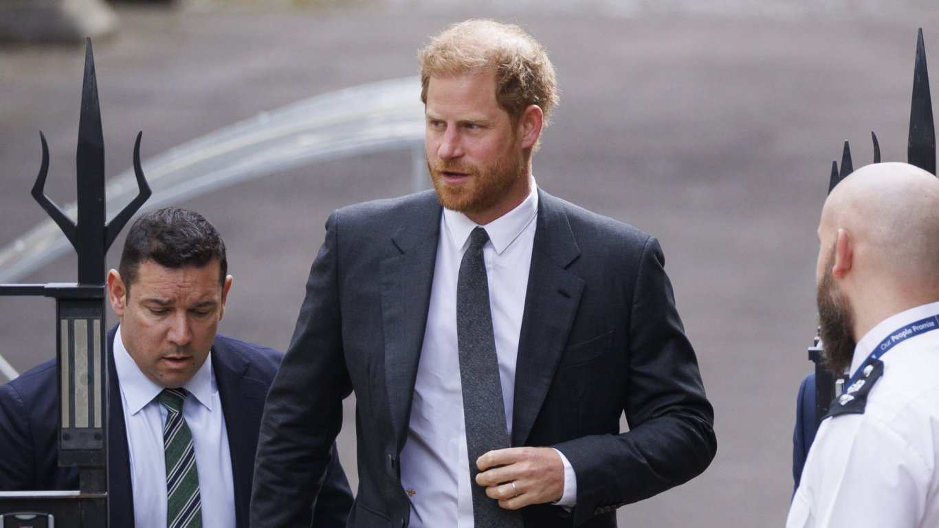 Три дни след коронацията на баща си принц Хари ще прекрачи прага на лондонски съд 