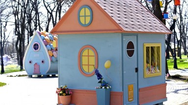 Великденски панаир в Крайова привлича посетители с приказни къщички и герои